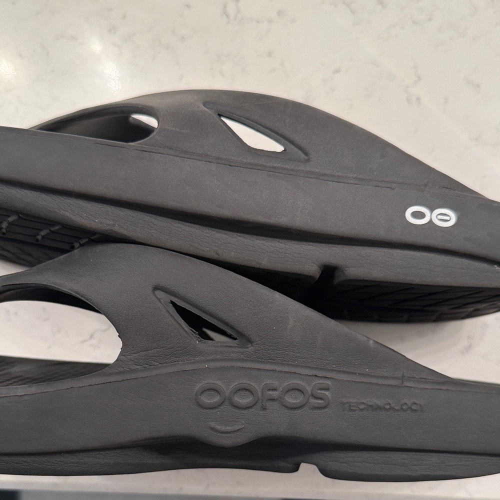 OOFOS Unisex Black Recovery Slide Men’s size 12 / Women’s size 14